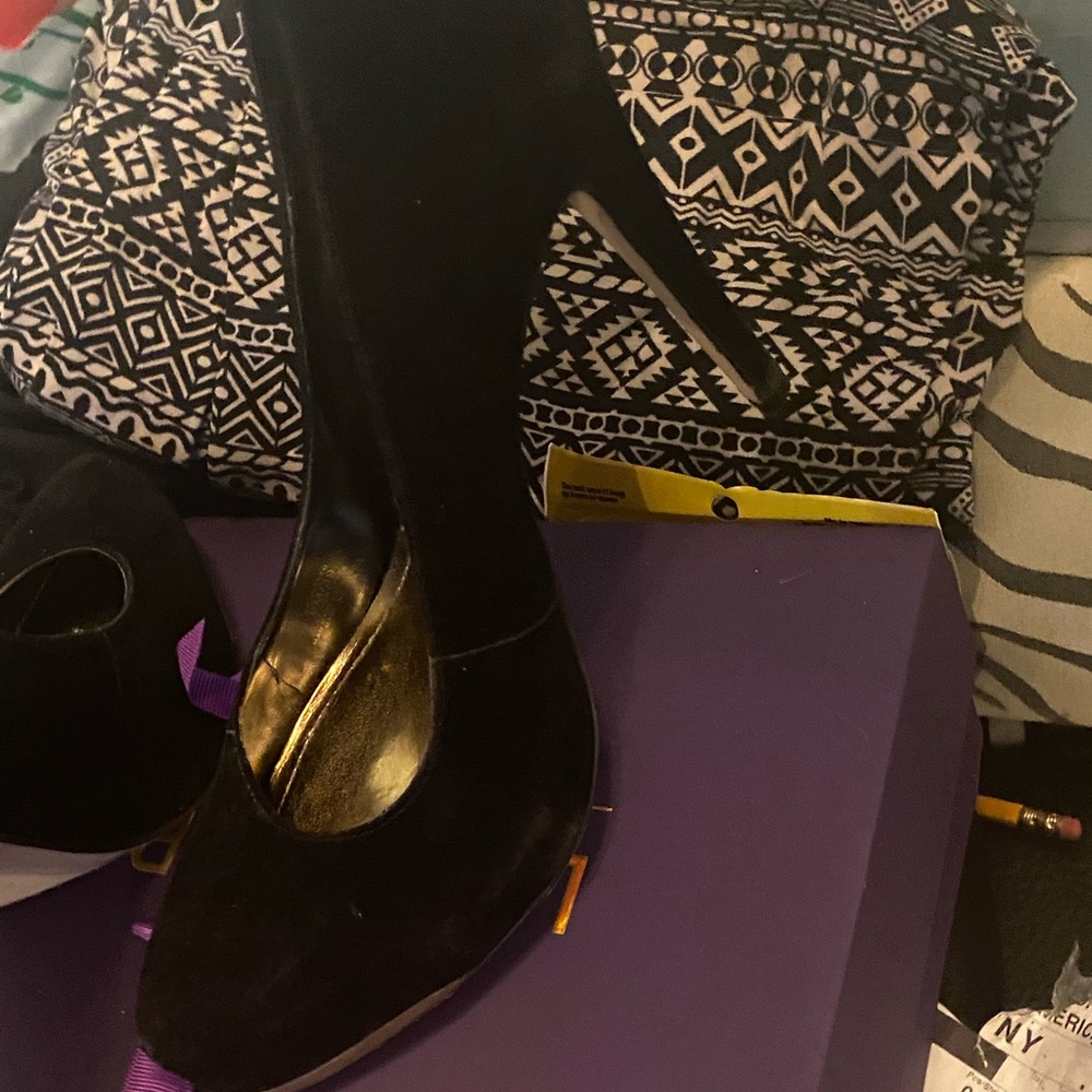 BCB generation 4 inch sway velvet like heels - Picture 4 of 7